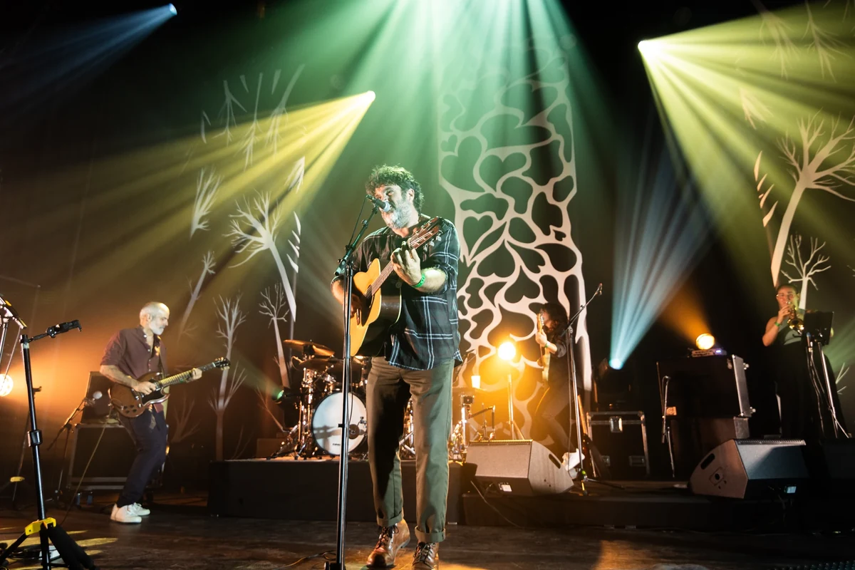 La Maison Tellier sur scène sous les lumières du concert