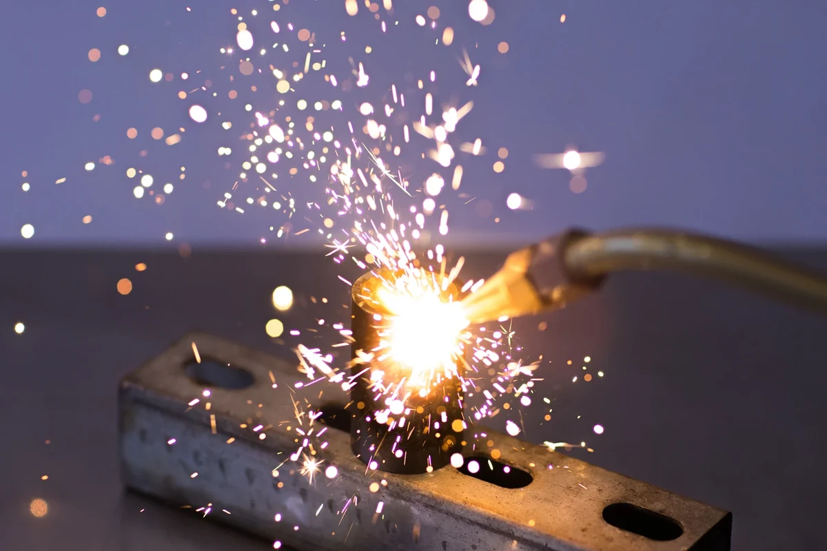 Un point de soudure et des étincelles dans un atelier industriel